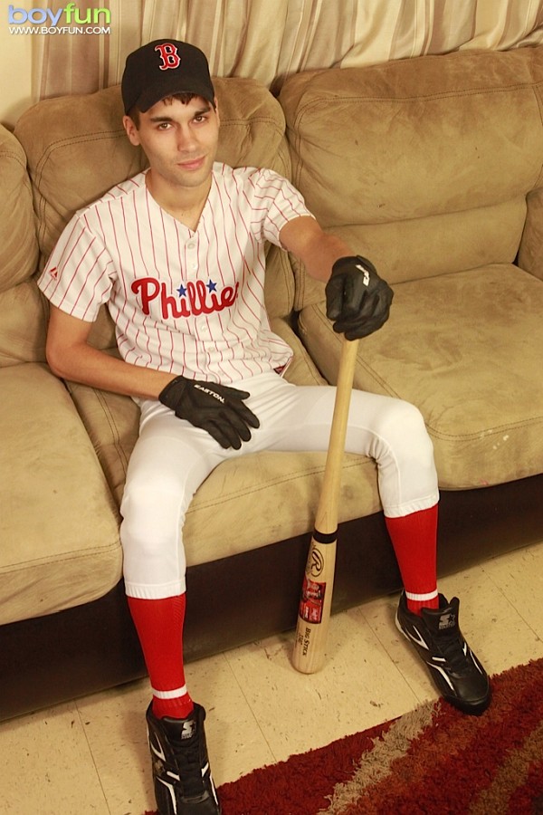 600px x 900px - Athletic stud London Sawyer jerks off after baseball game. - Juicy Gay Porn  Pics